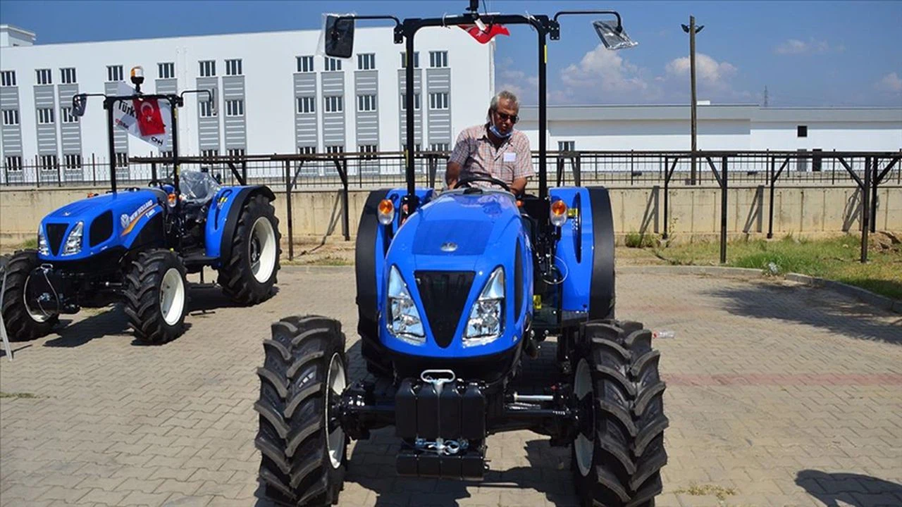 Manavgat'taki orman yangınından zarar gören çiftçiler, yeni traktörlerine kavuştu