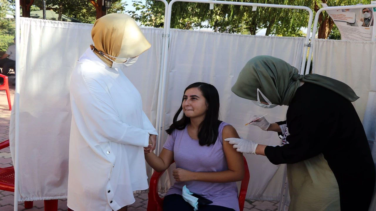 Elazığ'da vatandaşlar cemevinde aşı oldu
