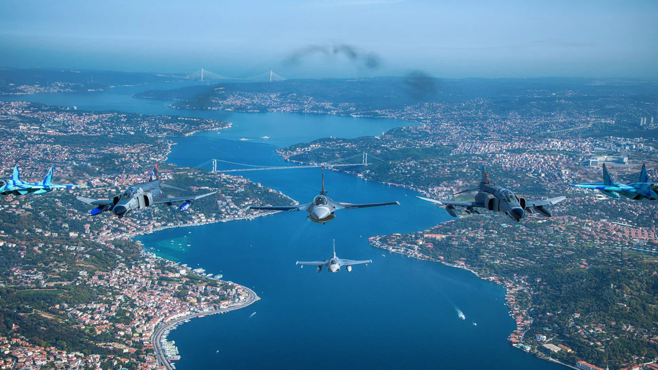 SOLOTÜRK ve Türk Yıldızları'ndan İstanbul Boğazı'nda selamlama uçuşu