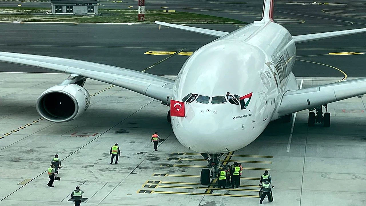 "Dünyanın en büyük yolcu uçağı"yla İstanbul Havalimanı'na ilk tarifeli uçuş gerçekleştirildi