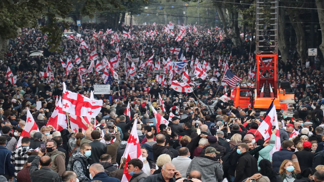 Gürcistan'da binlerce kişi tutuklu eski Cumhurbaşkanı Saakaşvili için sokağa çıktı