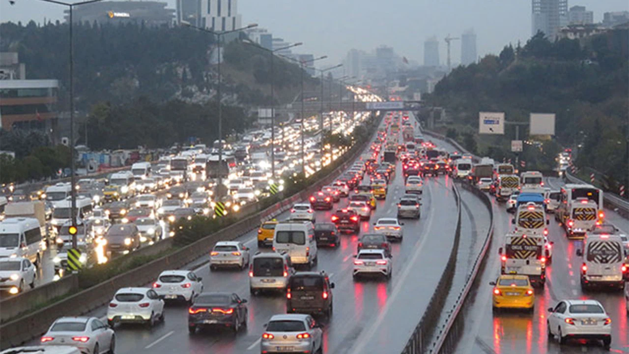 İstanbul haftaya yoğun trafikle başladı