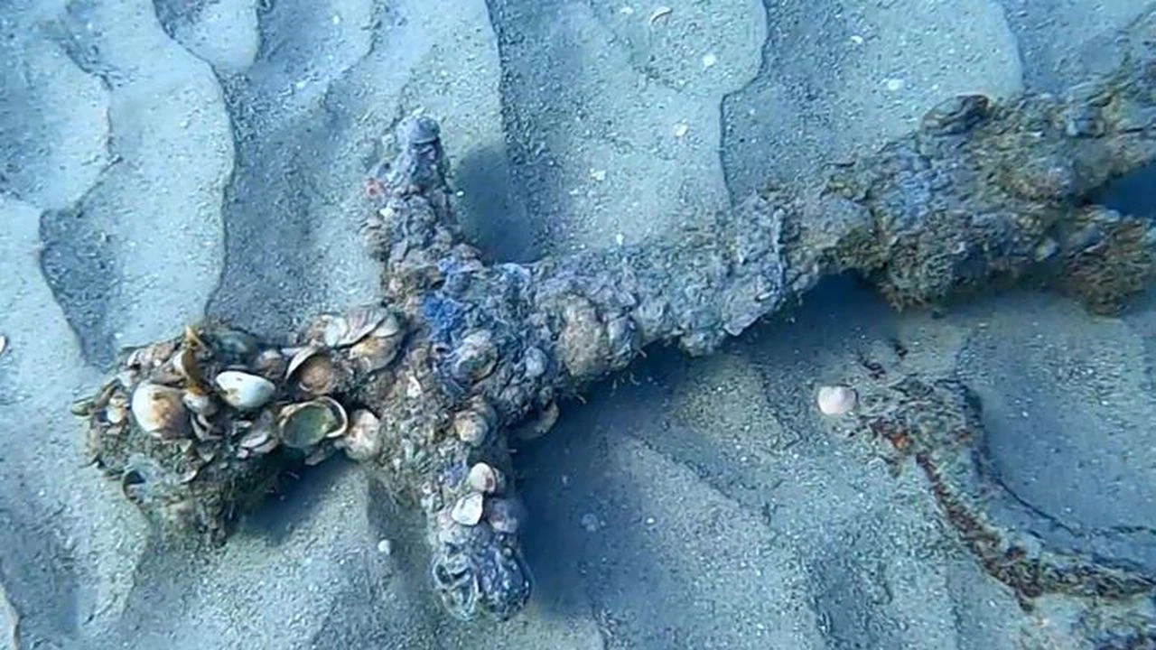 Akdeniz'de Haçlılardan kalma kılıç bulundu