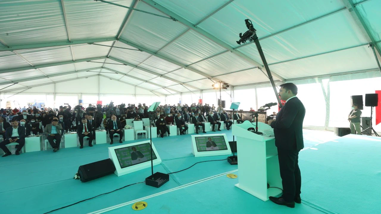 Bakan Kurum, Sultanbeyli'deki millet bahçesi fidan dikim programında konuştu