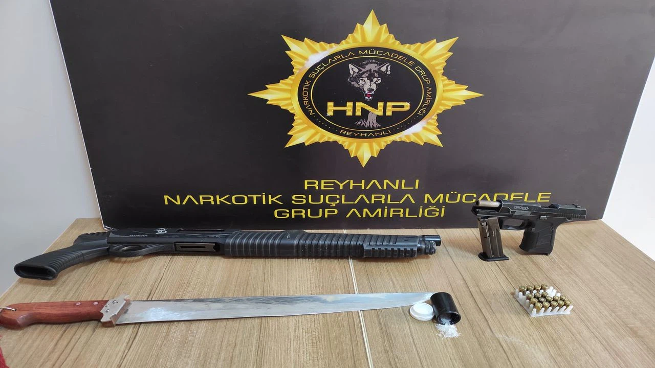 Hatay'da şüphe üzerine durdurulan otomobilde silah ve uyuşturucu bulundu