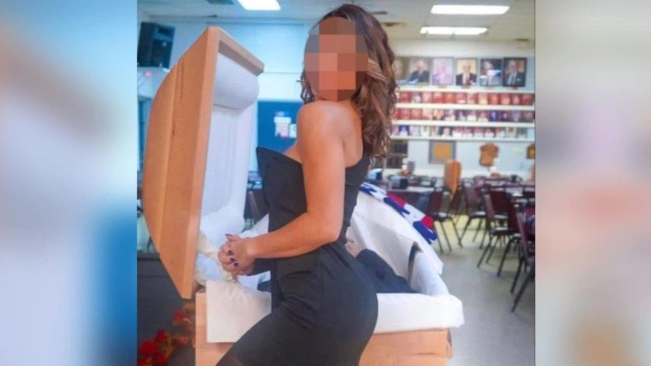 Babasının tabutu başında poz verip instagram'dan paylaştı