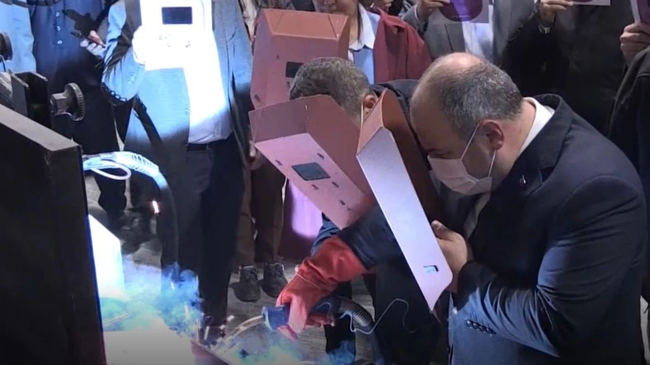 Bakan Varank Sakarya'da ziyaret ettiği fabrikada kaynak yaptı