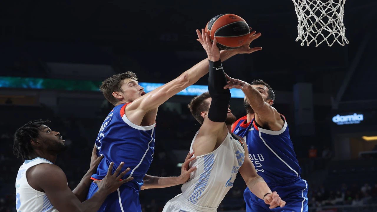 Anadolu Efes: 79 - Zenit: 90