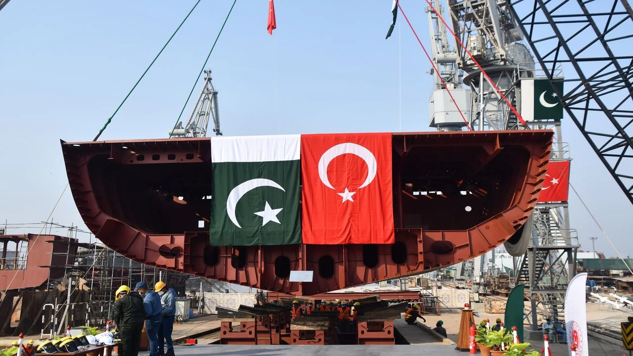 Türkiye tarafından Pakistan için üretilen 4'üncü MİLGEM korveti kızağa konuldu