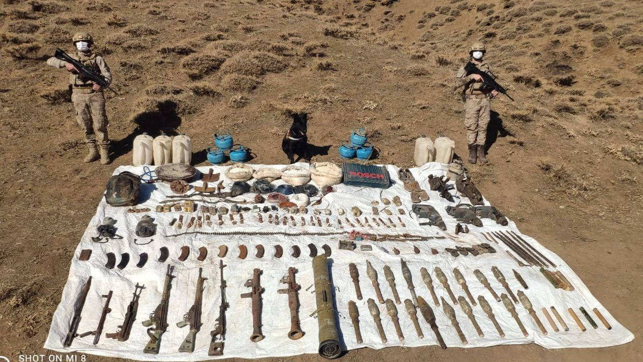 Hakkari'de sığınağa gizlenmiş patlayıcı düzenekleri, silah ve mühimmat ele geçirildi