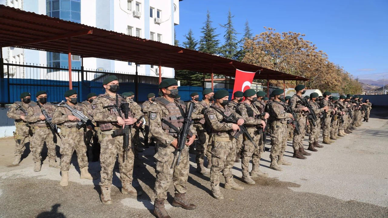 Tunceli'den polis özel harekat timleri dualarla Suriye'ye uğurlandı