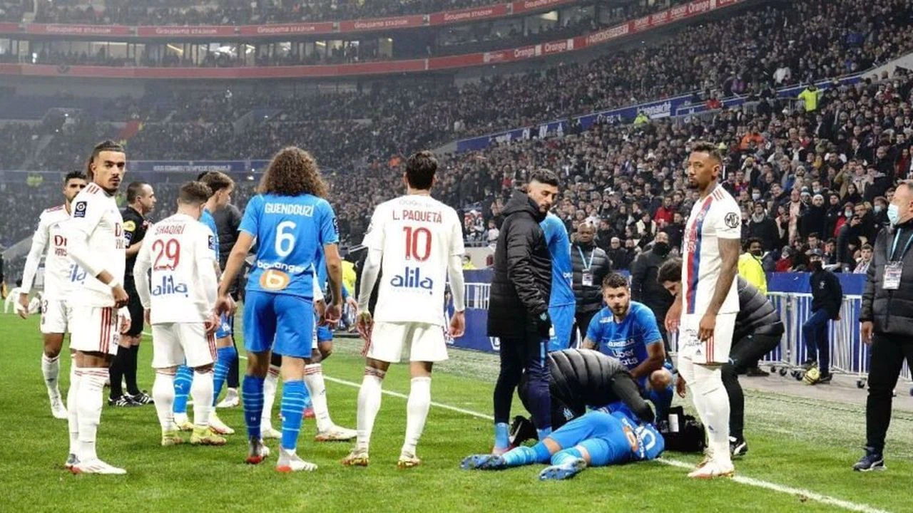 Fransa’da ortalık karıştı! Lyon – Marsilya derbisi yarıda kaldı…