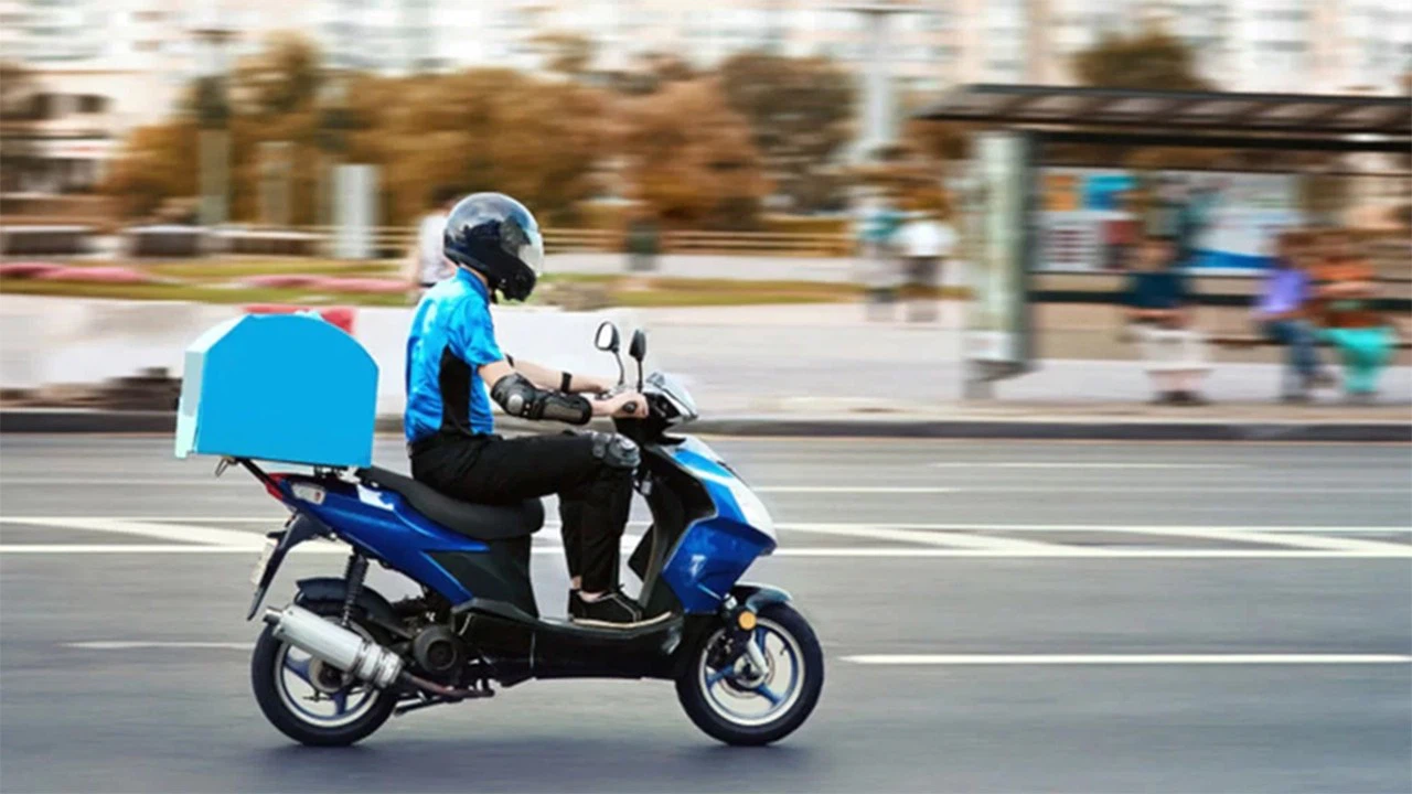 'Kimsin' diye sorduğu moto kurye öldürdü