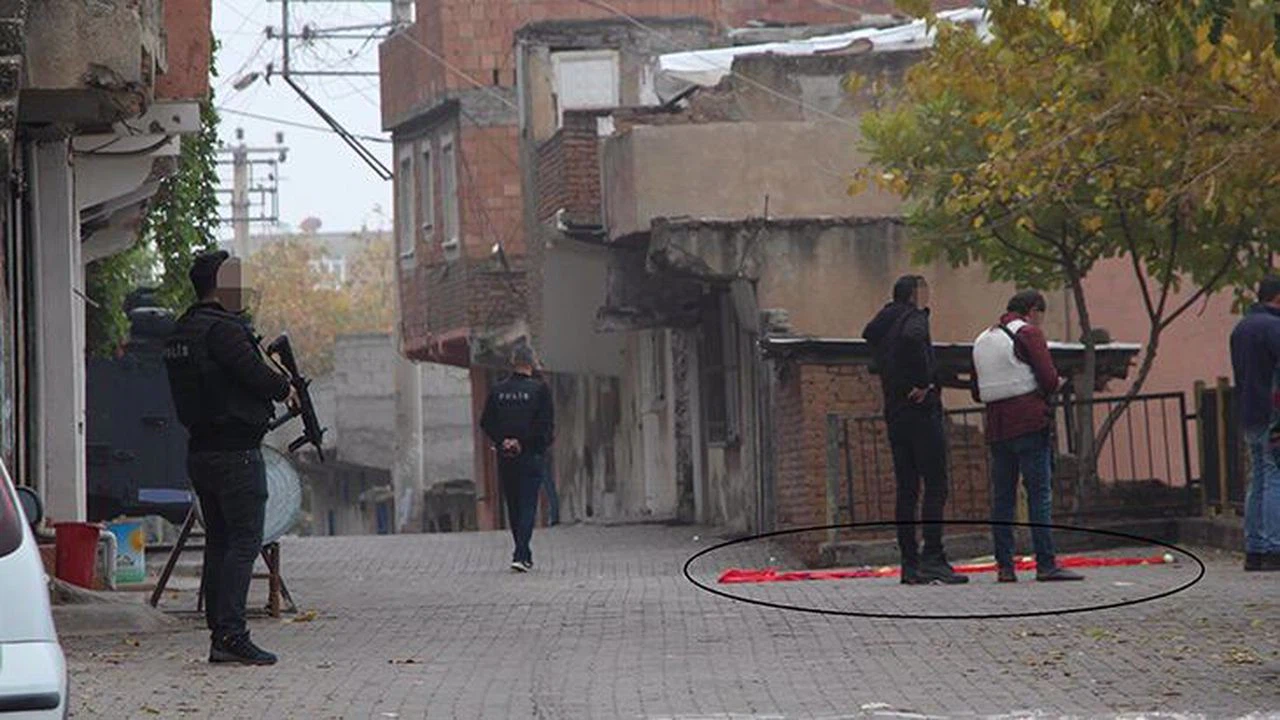 Diyarbakır'da istinat duvarına asılan PKK paçavrası indirildi