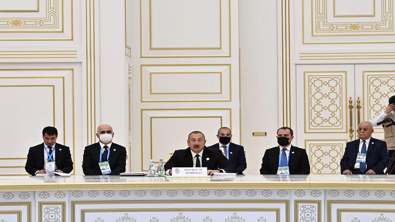 Azerbaycan Cumhurbaşkanı Aliyev, EİT Zirvesi'nde konuştu