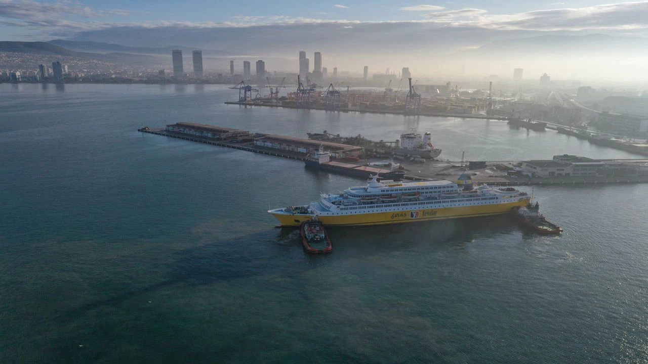 Libya'dan 25 yıl aranın ardından ilk yolcu gemisi İzmir'e ulaştı