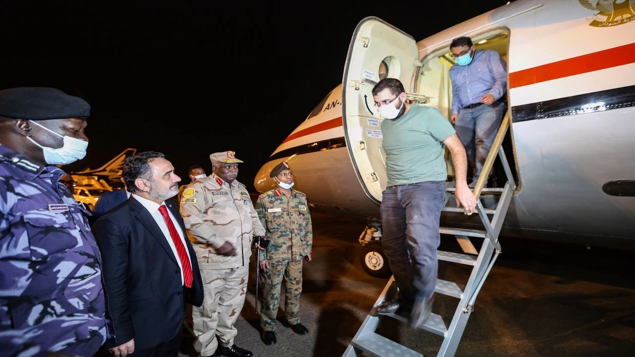 Sudan'da kurtarılan iki Türk vatandaşını taşıyan uçak başkent Hartum'a doğru yola çıktı