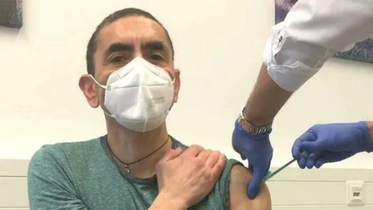 Uğur Şahin’den 'aşı olmadı' iddialarına fotoğraflı yanıt