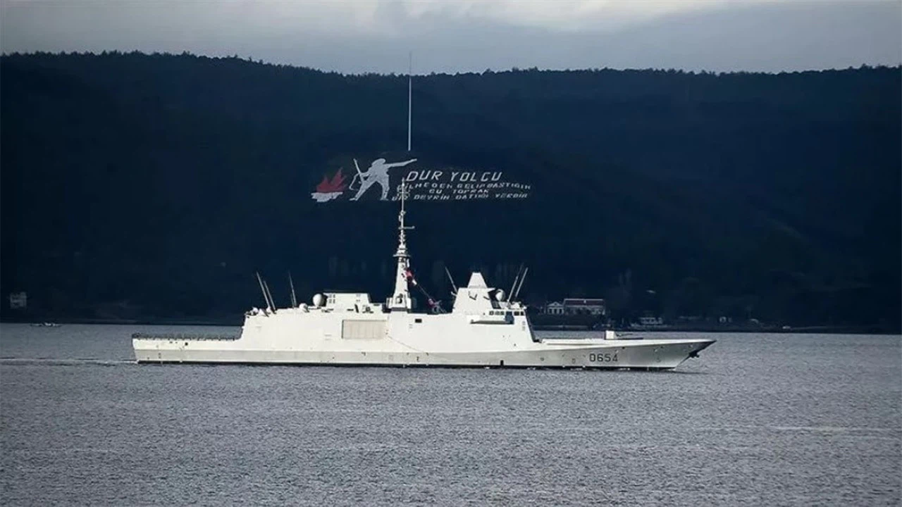Fransız askeri gemisi, Çanakkale Boğazı'ndan geçti