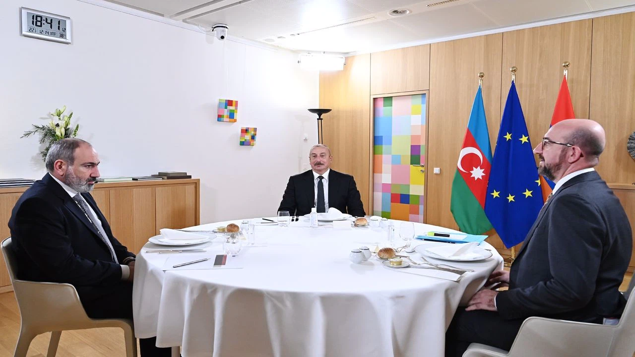 Aliyev ve Paşinyan, Michel ile üçlü görüşmede bir araya geldi
