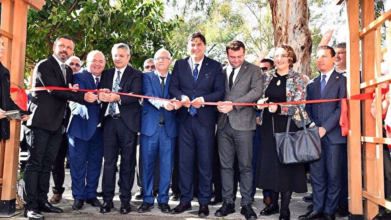 Fethiye Belediyesi Türkan Saylan heykeli açtı