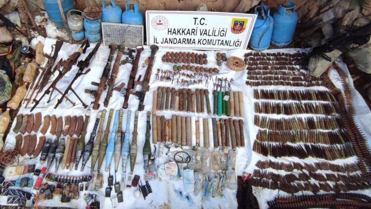 Hakkari'de PKK'nın silah, patlayıcı ve mühimmatı ele geçirildi