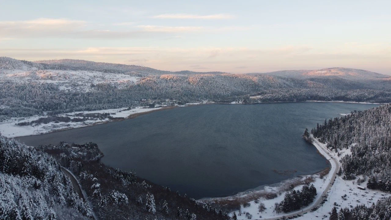 Beyaza bürünen Abant Tabiat Parkı, yerli ve yabancı turistleri ağırladı