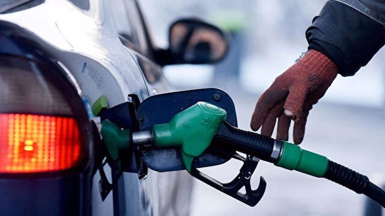 Benzin motorin ve LPG'ye bu geceden itibaren geçerli olmak üzere zam yapıldı