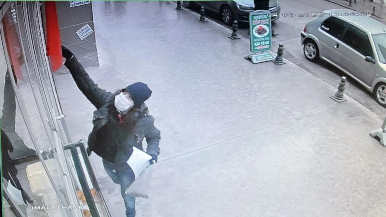 Karabük'te camdaki Türk bayrağını indirmek isteyen kadın gözaltına alındı