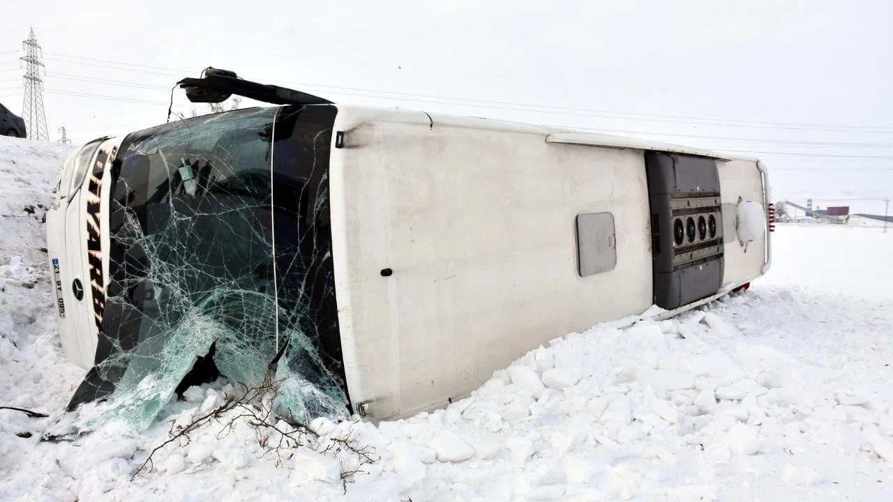Bitlis’te yolcu otobüsü devrildi