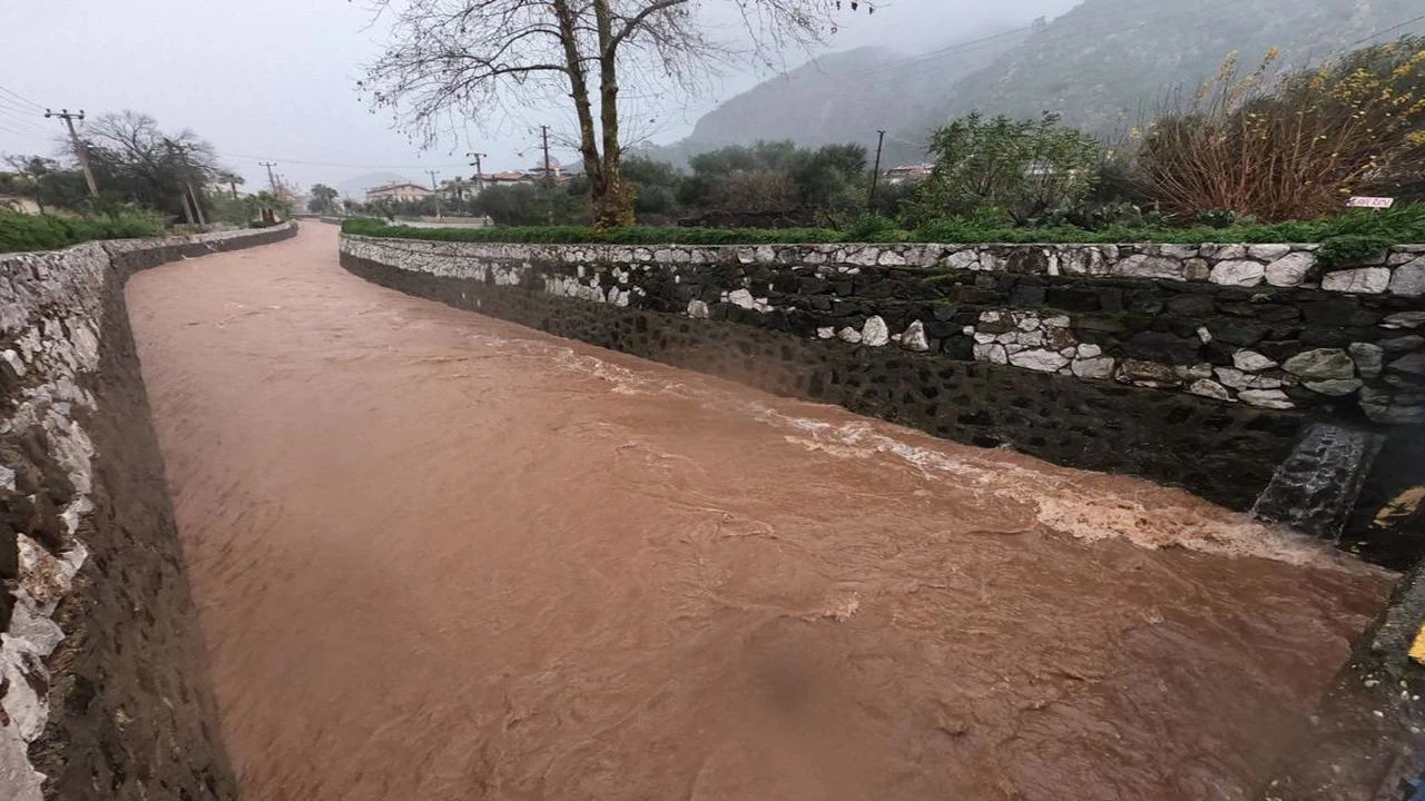 Muğla'da sağanak su baskınlarına yol açtı, dolu araçlara hasar verdi