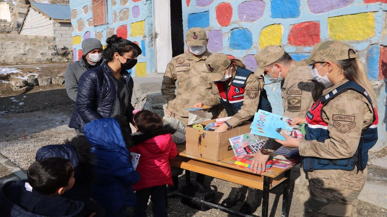 Kadın komutanlar, öğrencilere dergi ve kırtasiye malzemesi hediye etti