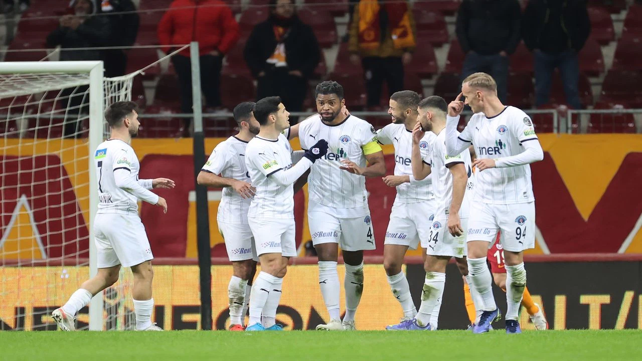 Kötü gidişi durduramayan Galatasaray, Kasımpaşa'ya yenildi