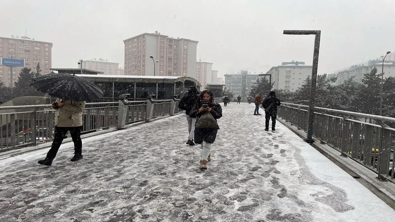 İstanbul'da kar yağışı aralıklarla etkisini sürdürüyor
