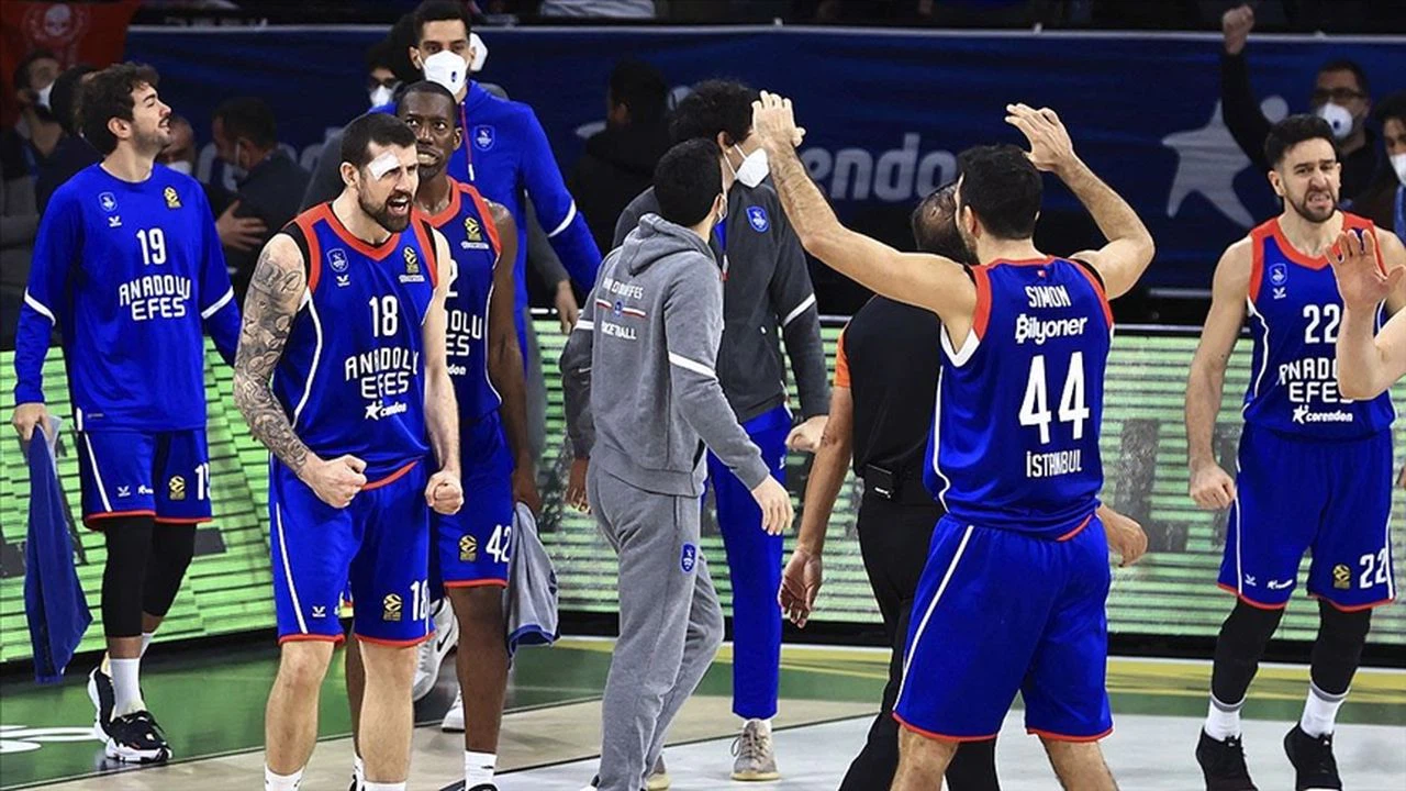 Anadolu Efes THY Avrupa Ligi'inde son saniye basketiyle kazandı