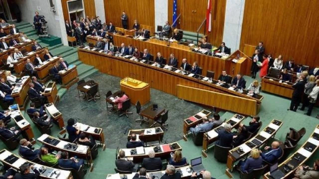 Avusturya'da aşı zorunluluğu yasası vatandaşları ikiye böldü