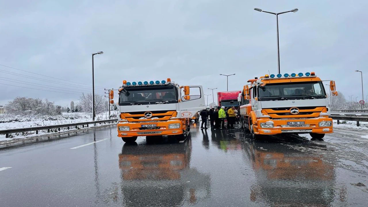 Anadolu Otoyolu'nda zincirleme kaza nedeniyle kapanan İstanbul yönü kısmen ulaşıma açıldı
