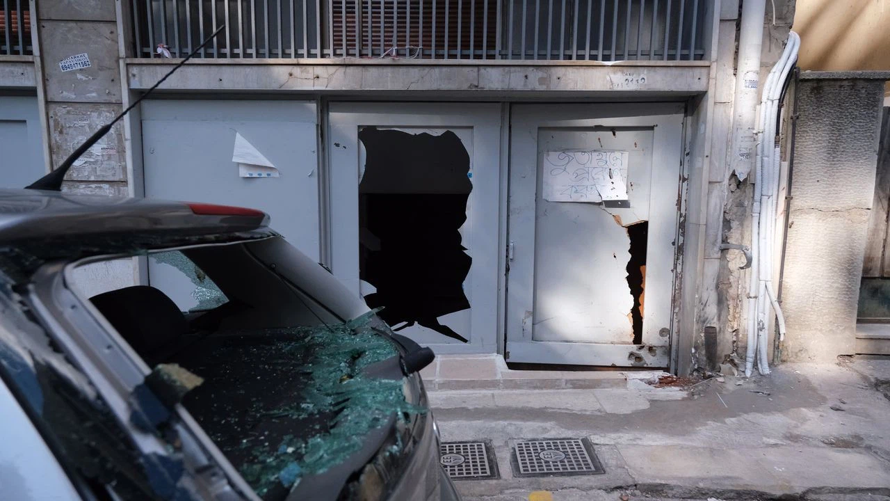 Yunanistan'da mescidin de bulunduğu binanın önüne patlayıcı atıldı