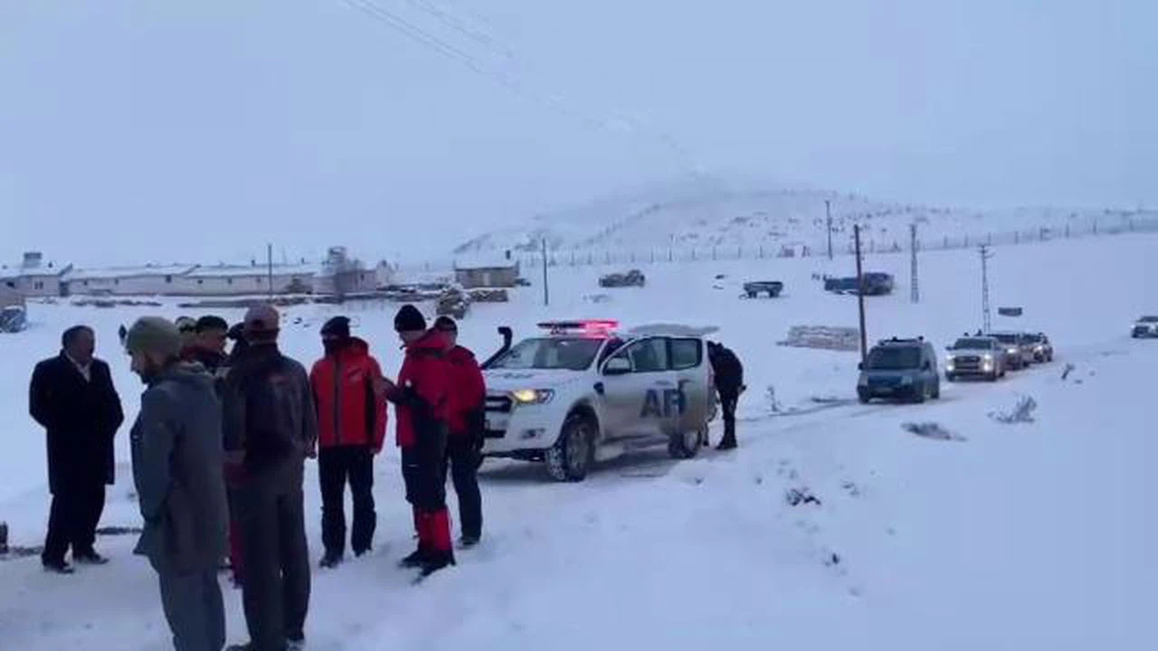 Erzurum'da çığ altında kalan 2 kişi için kurtarma çalışması başlatıldı