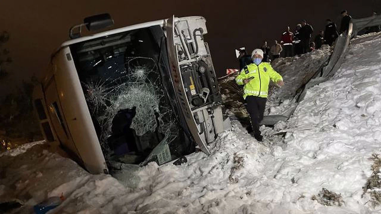 Palandöken'de turistleri taşıyan otobüs devrildi: 25 yaralı