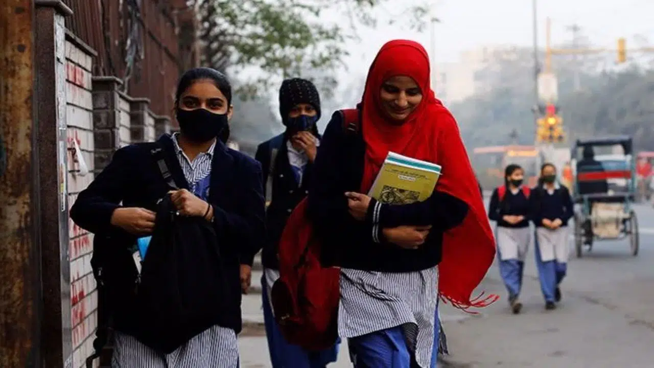 Hindistan'da mahkeme kararı açıklanana kadar öğrenciler başörtüsü takamayacak