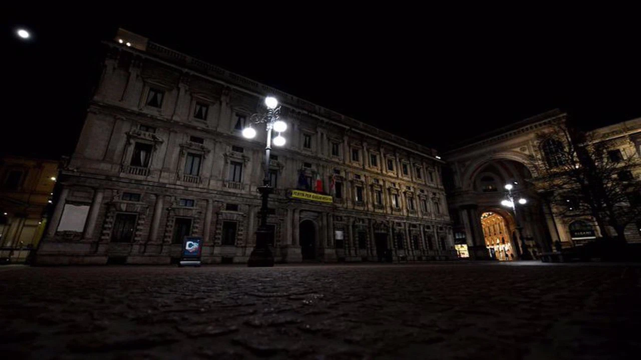 İtalya'da belediyeler, enerji faturalarını protesto için anıtların ışıklarını kapattı