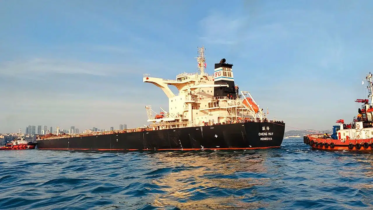 İstanbul Boğazı, arızalanan yük gemisi nedeniyle gemi trafiğine kapatıldı