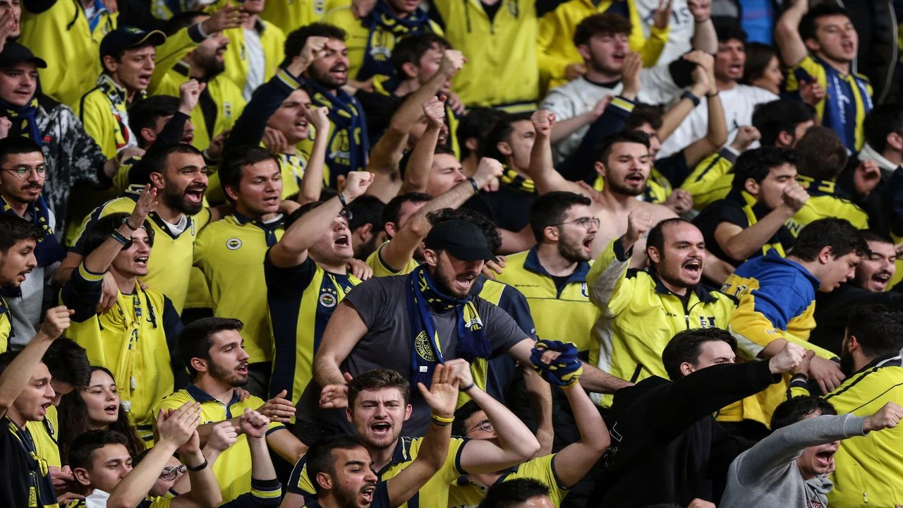 Fenerbahçe Beko-Galatasaray Nef maçına tribünlerin boşaltılması için ara verildi