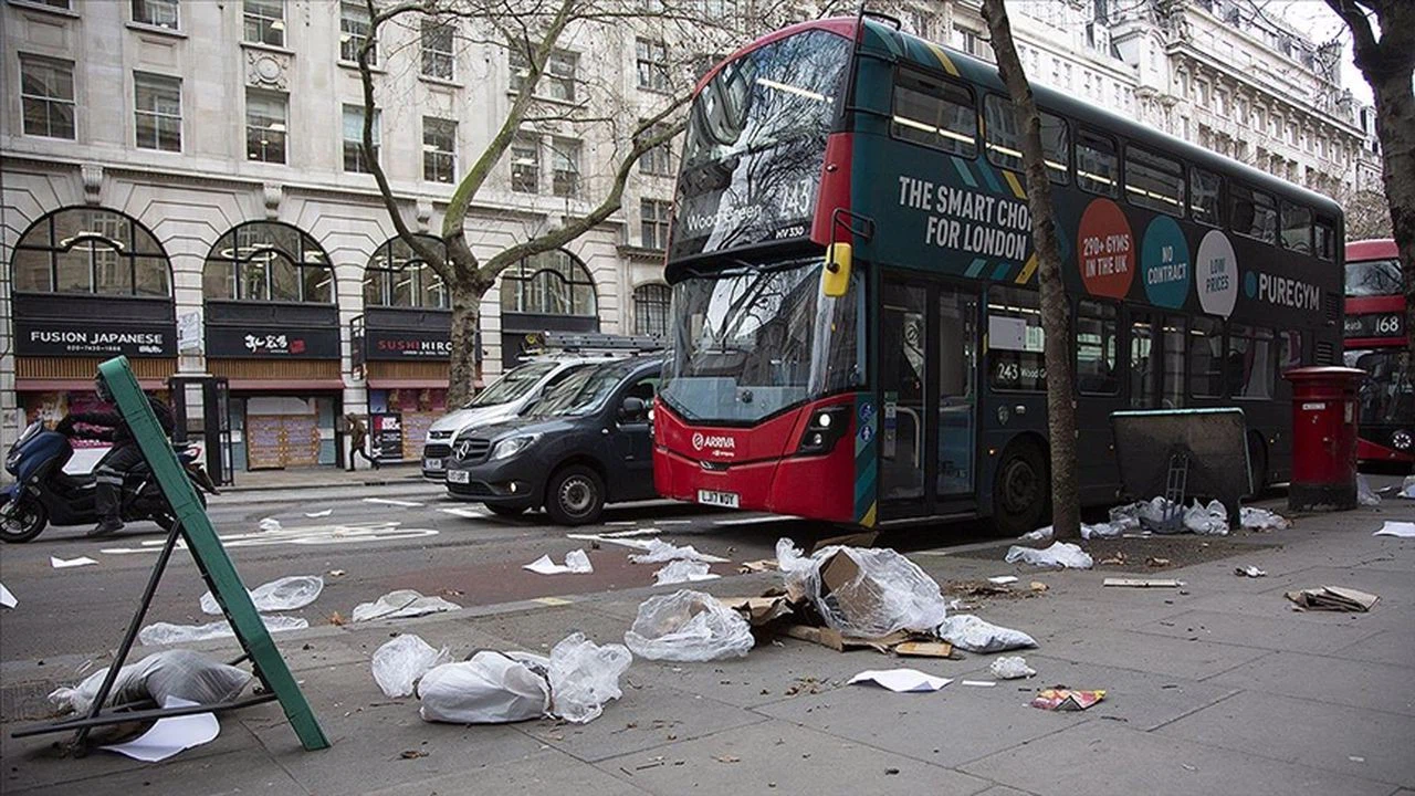 İngiltere'de şiddetli Eunice Fırtınası hayatı olumsuz etkiliyor