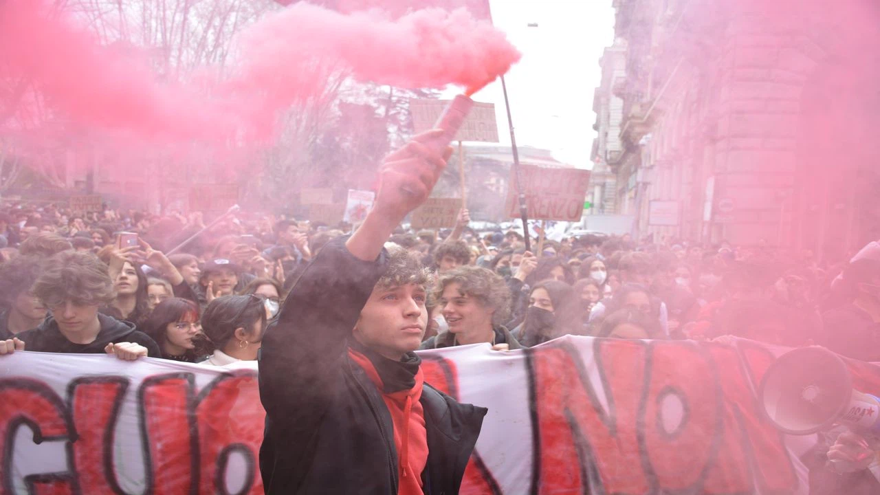 İtalya'da öğrenciler hükümeti ve Eğitim Bakanı'nı protesto etmek için meydanlara indi