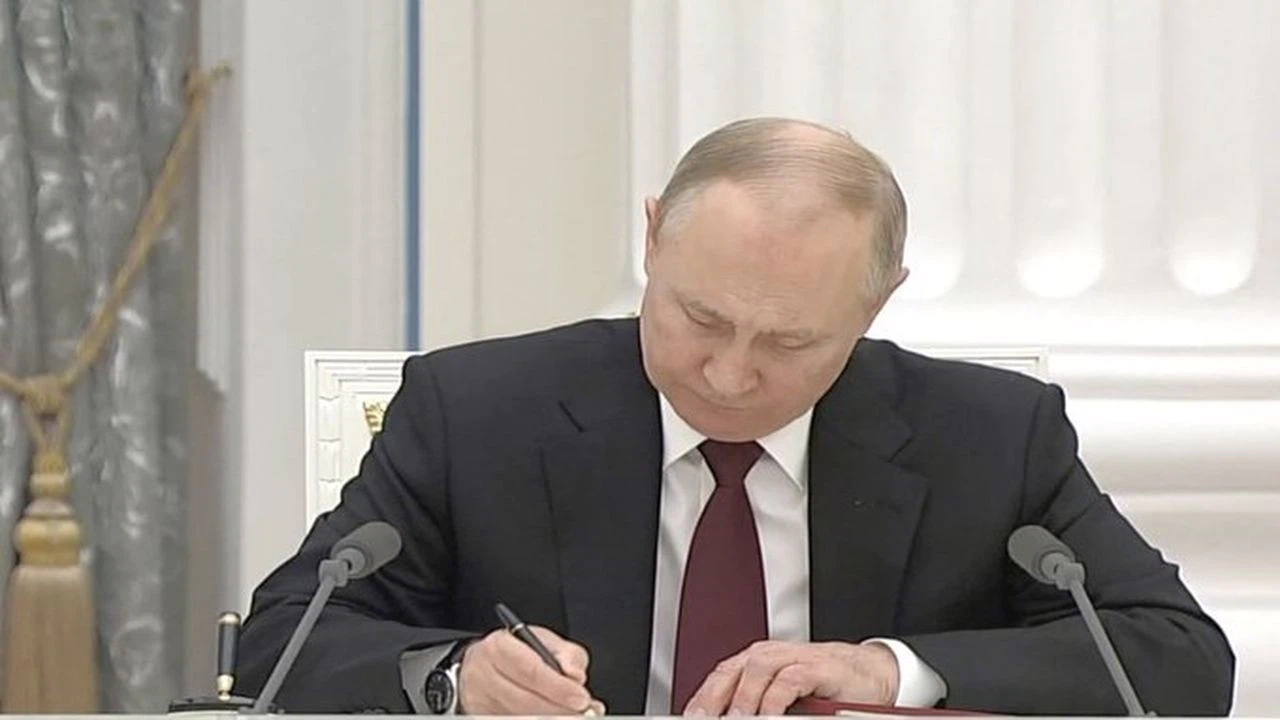 Putin, Rusya'nın Donbas'taki ayrılıkçıların sözde yönetimlerini tanıyan kararnamesini imzaladı