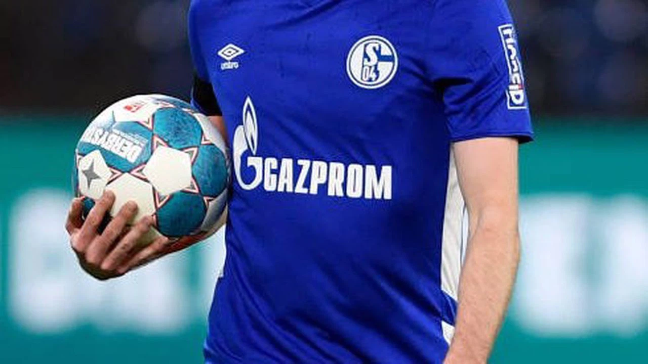 Schalke 04, formasındaki Gazprom reklamını kaldırdı