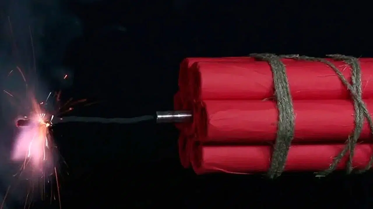 Makatına dinamit bağlayıp kendini havaya uçurdu