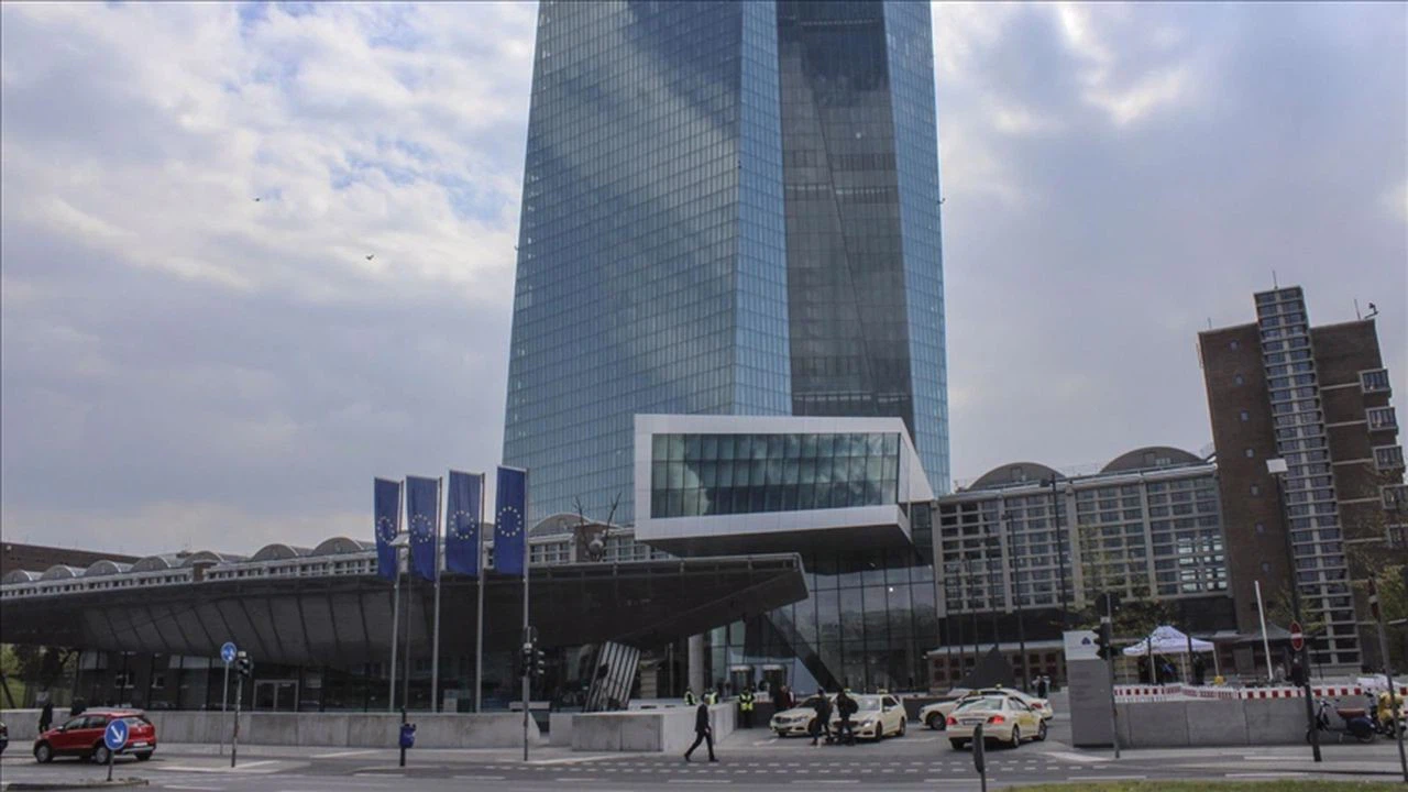 ECB, enflasyondaki artışa rağmen faiz oranlarını değiştirmedi